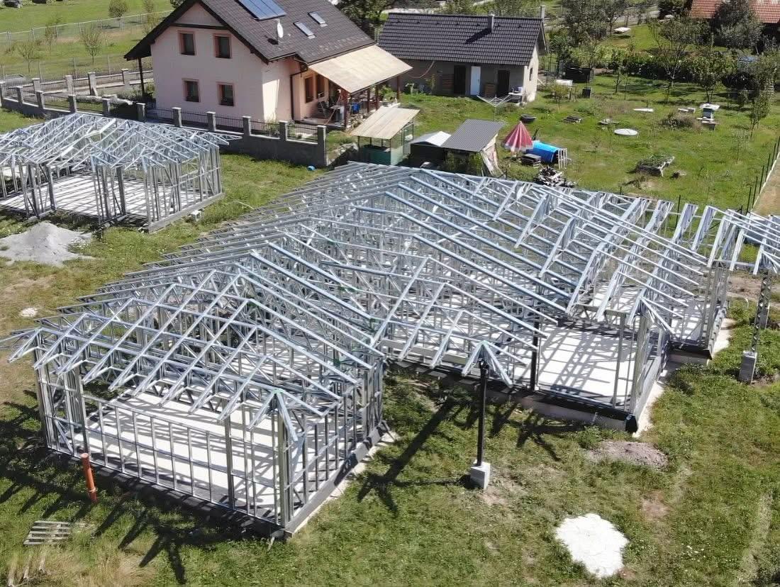 Widok z lotu ptaka — dwa budynki w konstrukcji stalowej